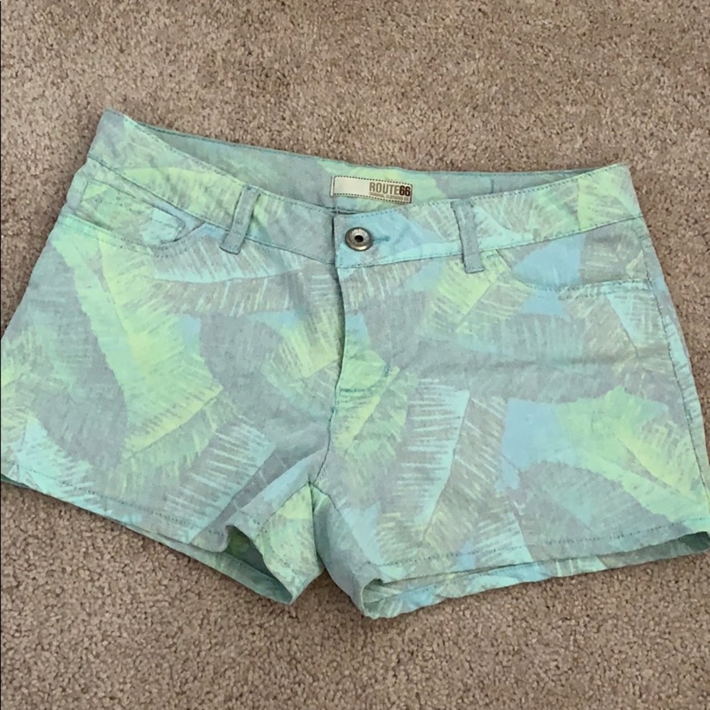 Palm leave patterned shorts